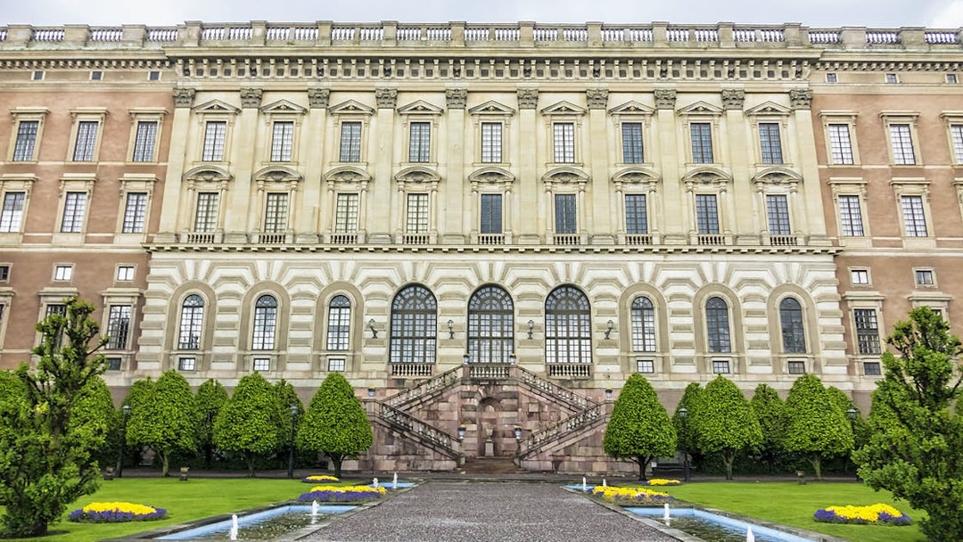 Royal Palace facade with garden, Stockholm, REDSIGHTSEEING tour.