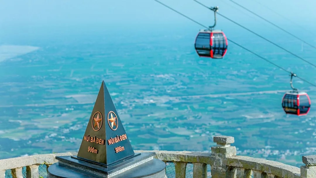 Cable cars ascending to Van Son Peak at Sun World Ba Den Mountain.