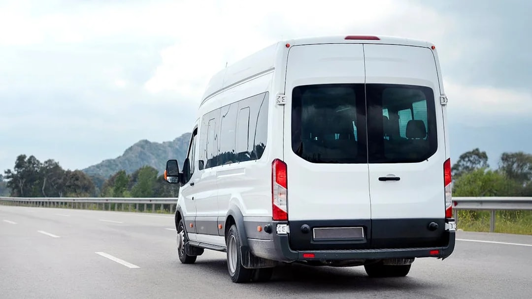 Bus on highway for Da Nang to Ba Na Hills transfer.