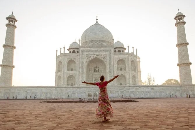 Taj Mahal: Guided Visit with Mausoleum Entry & Skip-the-Line Express Ticket