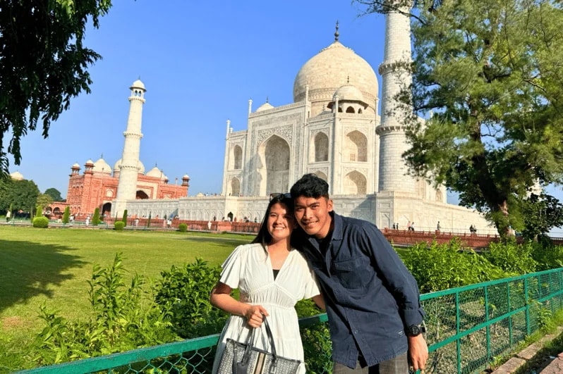 Taj Mahal: Guided Visit with Mausoleum Entry & Skip-the-Line Express Ticket