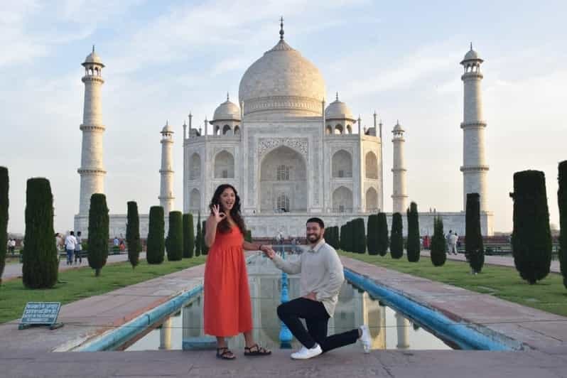 Taj Mahal: Guided Visit with Mausoleum Entry & Skip-the-Line Express Ticket