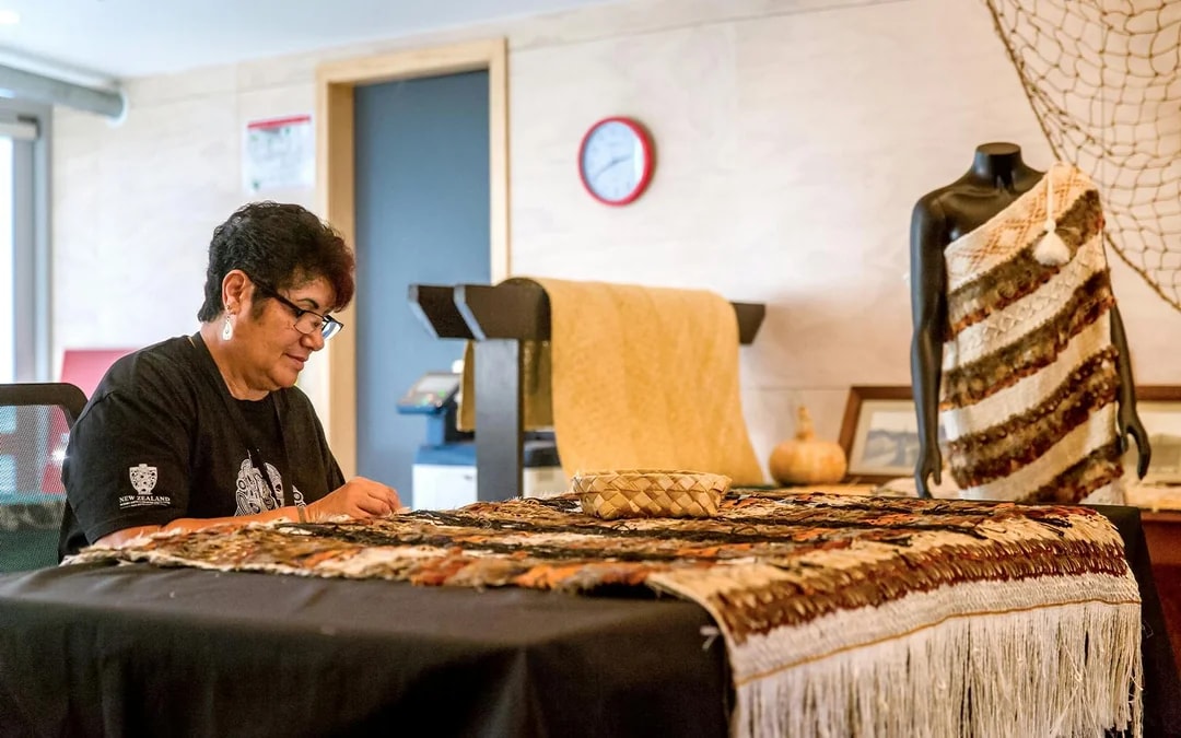 Te Puia: Te Pō Combo with Guided Tour, Cultural Performance & Hangi Buffet Dinner Image 9