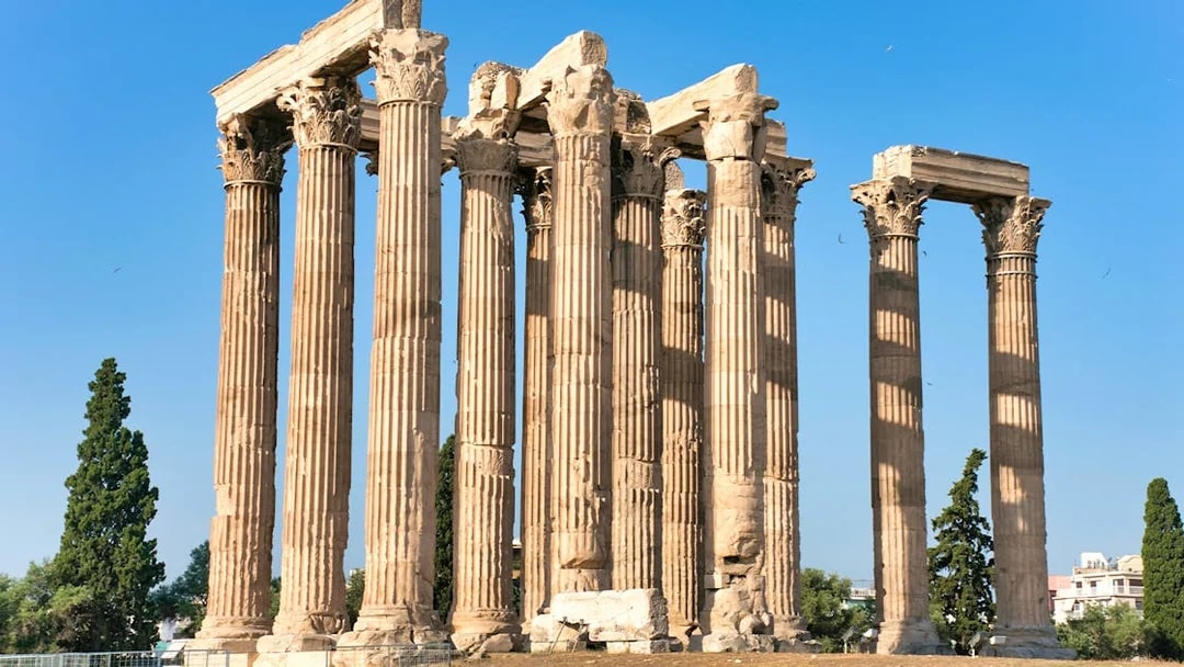 Temple of Olympian Zeus ruins in Athens under clear blue sky.