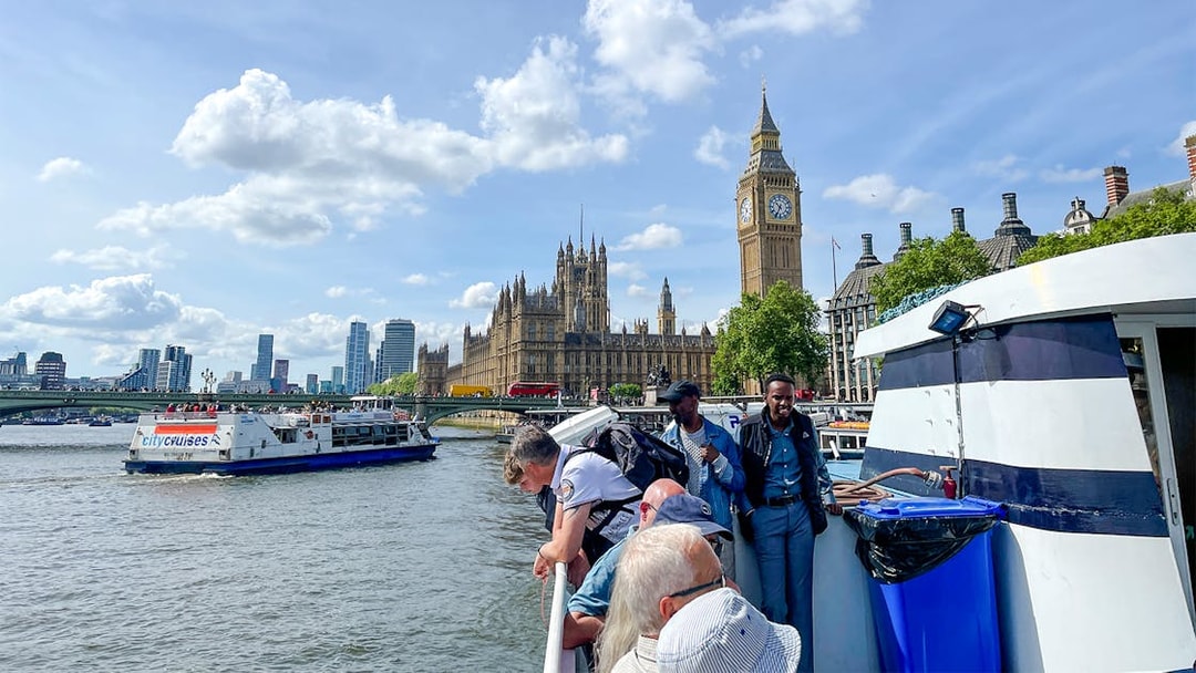Westminster sightseeing cruise with view of Big Ben and Houses of Parliament in London.