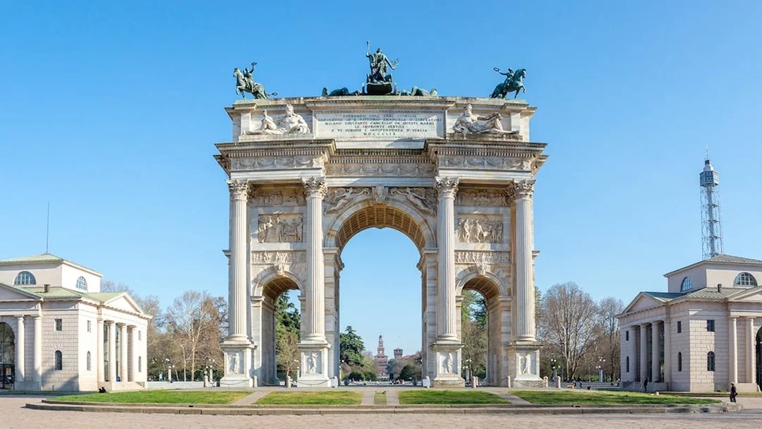 Arch of Peace in Milan with surrounding neoclassical buildings and clear sky.