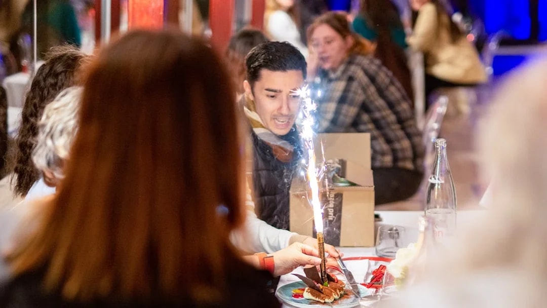Guests enjoying dessert with sparklers on a Paris boat brunch cruise.