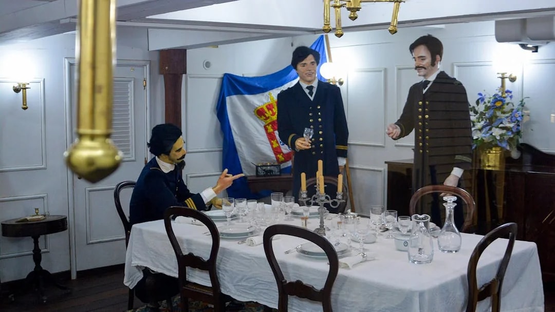 Dining scene with mannequins in naval uniforms aboard Frigate D. Fernando II e Glória.