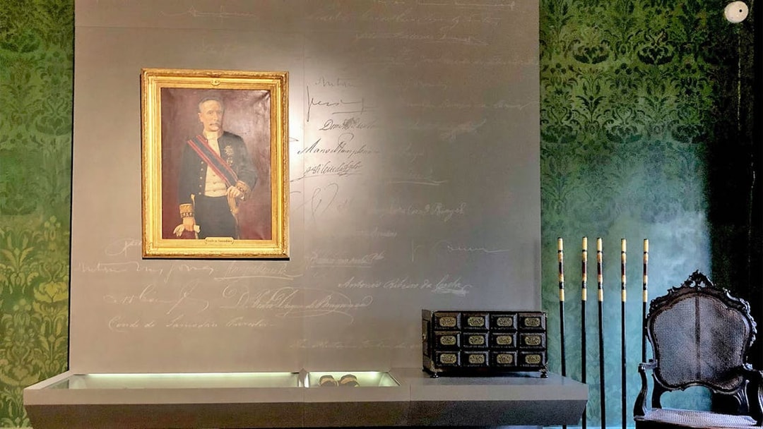 Portrait and artifacts at MMIPO - Museu e Igreja da Misericórdia do Porto.