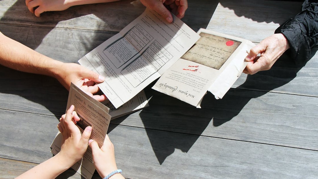 Participants examining mystery hunt clues at Amalienborg Palace.