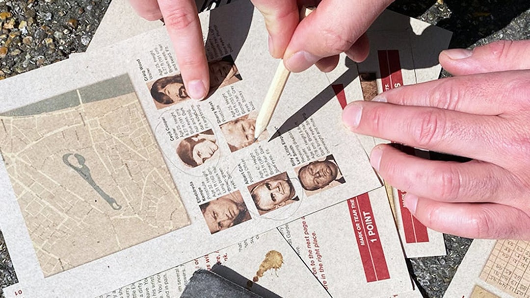 Participants solving clues for Mystery Hunt at Amalienborg Palace.