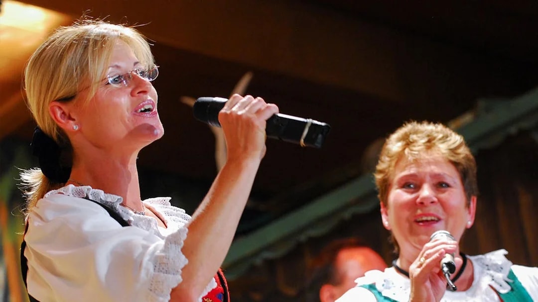 Singers performing at the Tyrolean Evening Folk Show with the Gundolf Family.