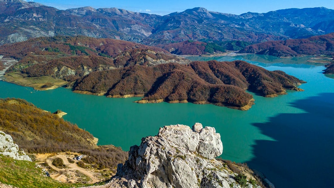 Guests enjoying the view of Bovilla Lake with surrounding mountains.