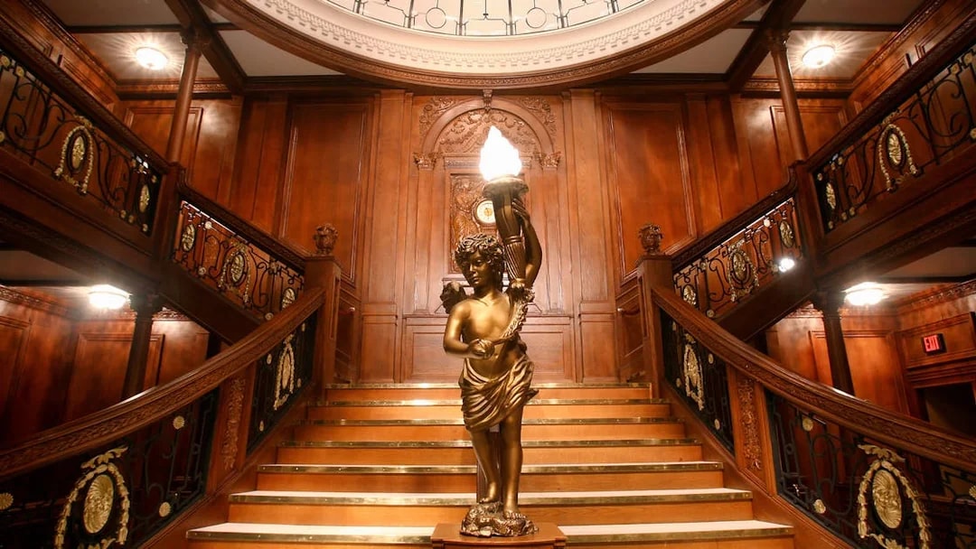 Grand staircase replica at Titanic Artifact Exhibition.