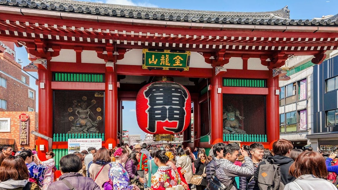 Crowd at Kaminarimon Gate, Senso-ji Temple, Tokyo, Japan.