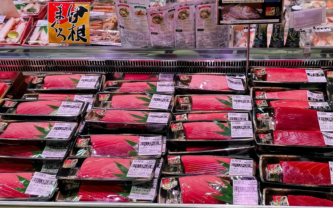 Tokyo: Toyosu Tuna Auction and Tsukiji Market Guided Walking Tour Image 7