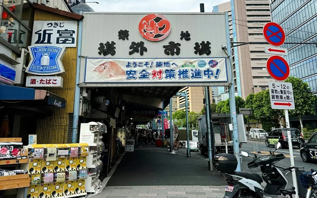 Tokyo: Toyosu Tuna Auction and Tsukiji Market Guided Walking Tour Image 8