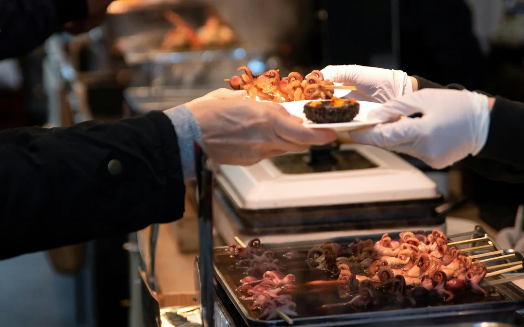 Tokyo: Toyosu Tuna Auction and Tsukiji Market Guided Walking Tour Image 9