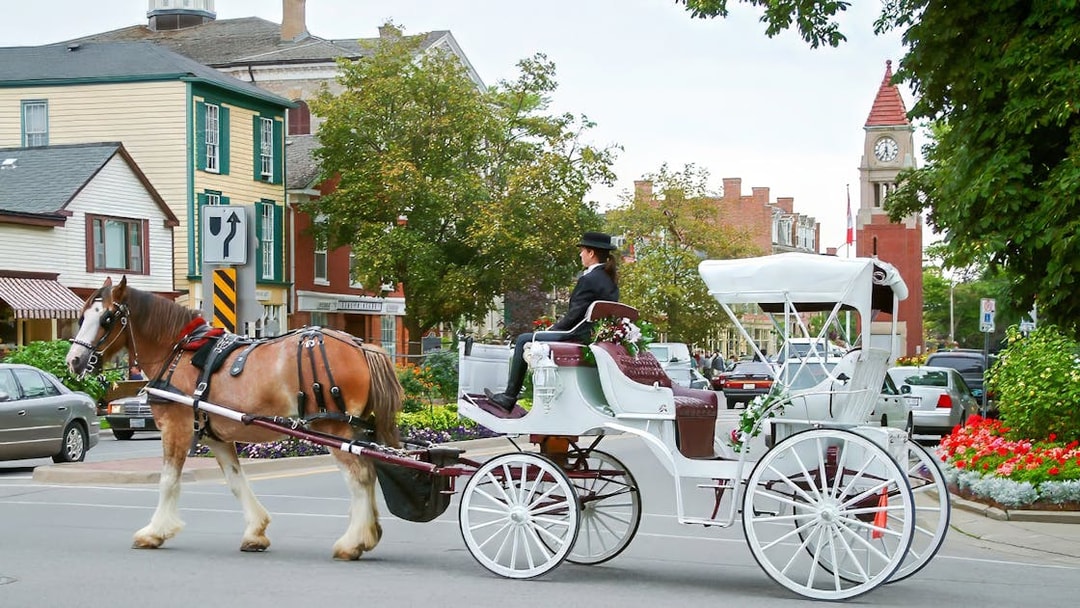 Horse-drawn carriage in Niagara-on-the-Lake, part of the Niagara Falls day tour from Toronto.