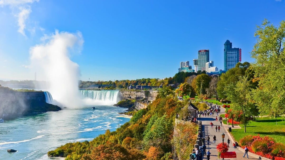 From Toronto: Niagara Falls (Canada) and Niagara-on-the-Lake Day Tour with Hornblower Cruise & Lunch, Niagara Falls, Canada