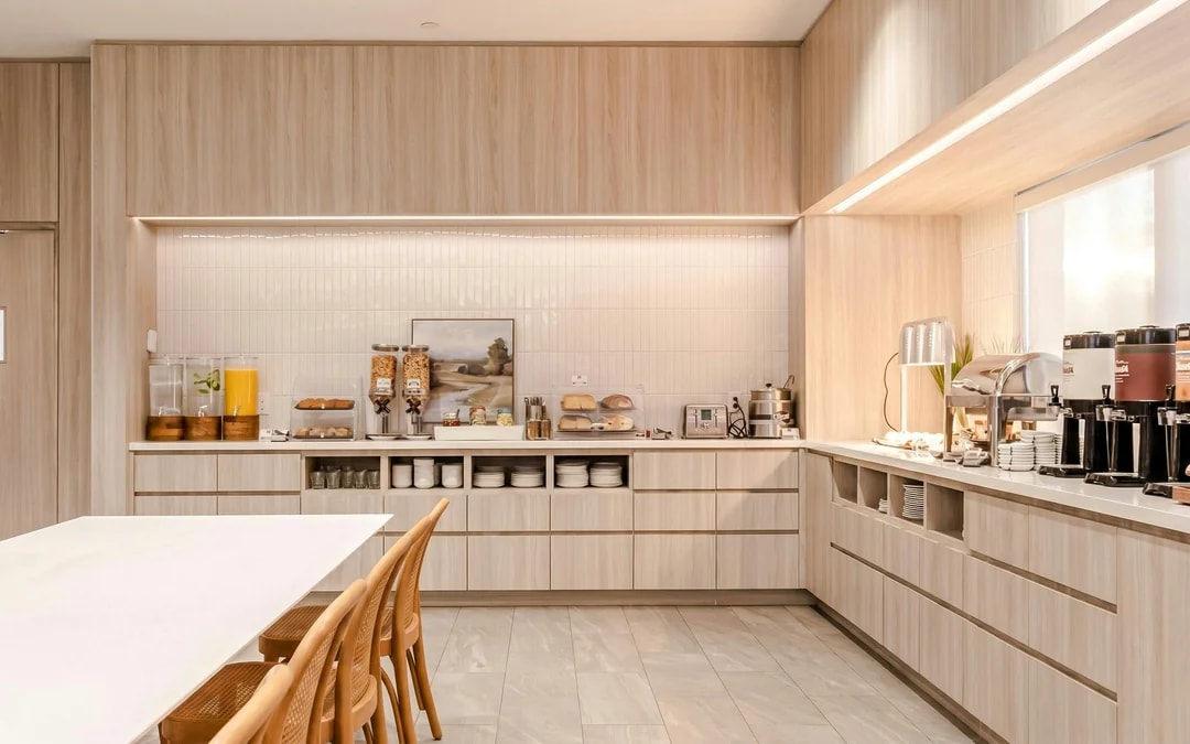 Toronto Pearson International Airport: Plaza Premium Lounge at Terminal 1 (Domestic Departures) Image 3