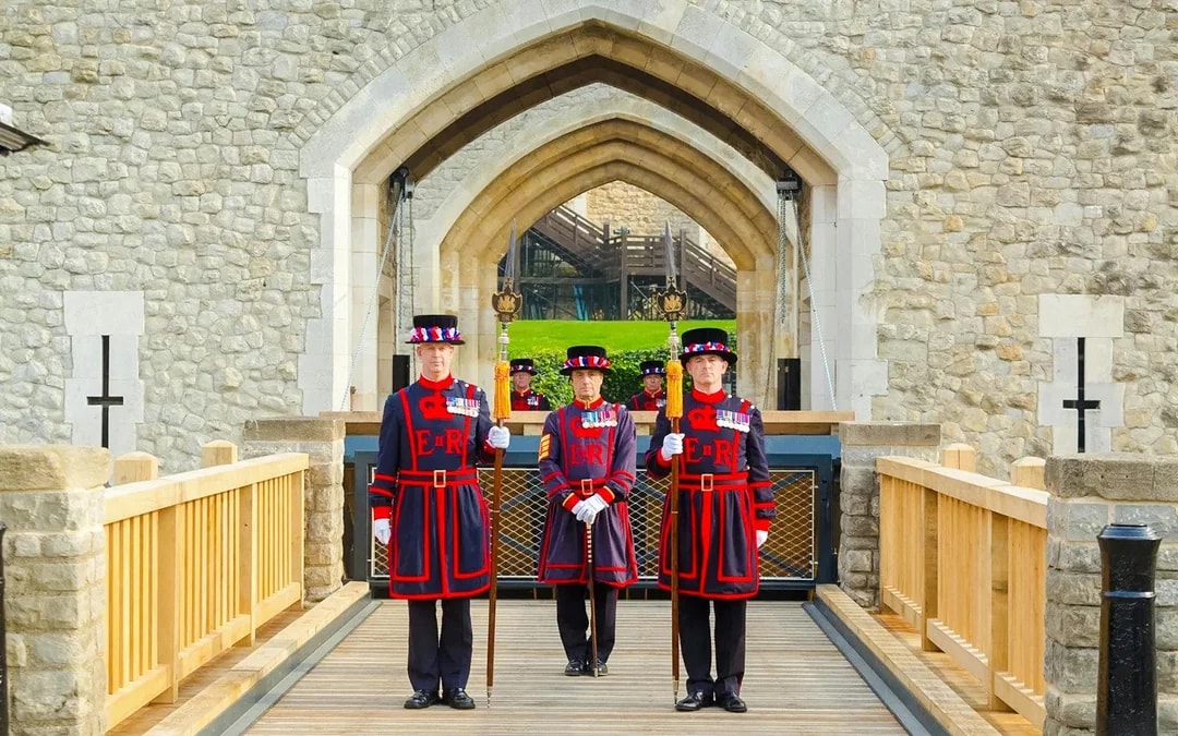 Skip-the-Line Tower Bridge Tickets and Tower of London Early-Access Guided Tour with Beefeater Opening Ceremony Image 4
