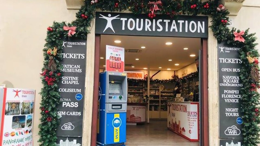 Ticket office for tours in Rome, including Piazza Navona, Pantheon, and Trevi Fountain.