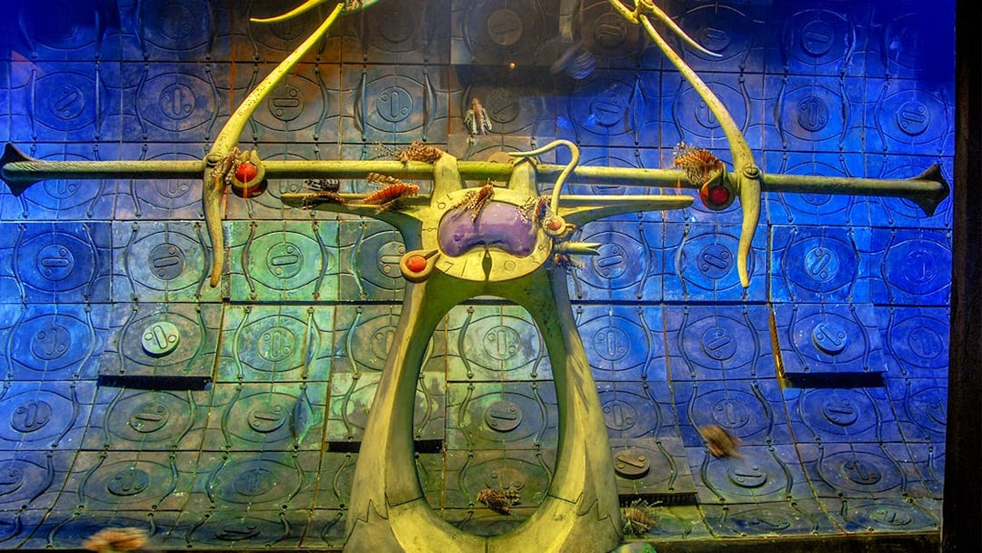 Ancient-themed exhibit with marine life at Lost Chambers Aquarium, Aquaventure Waterpark.