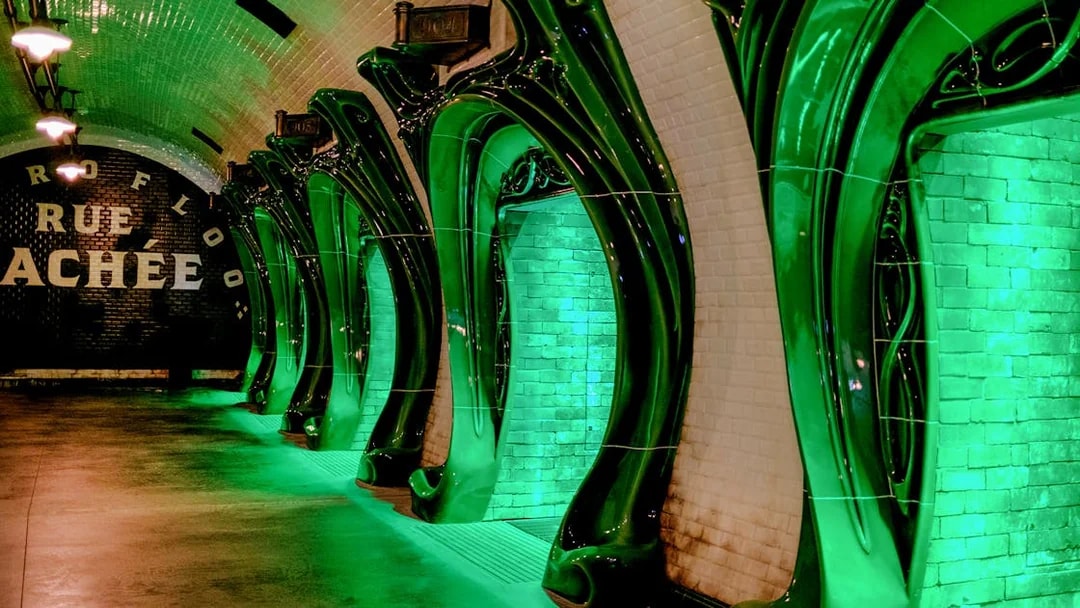 Green-tiled corridor at Harry Potter and the Battle at the Ministry, Epic Universe, Universal Orlando.