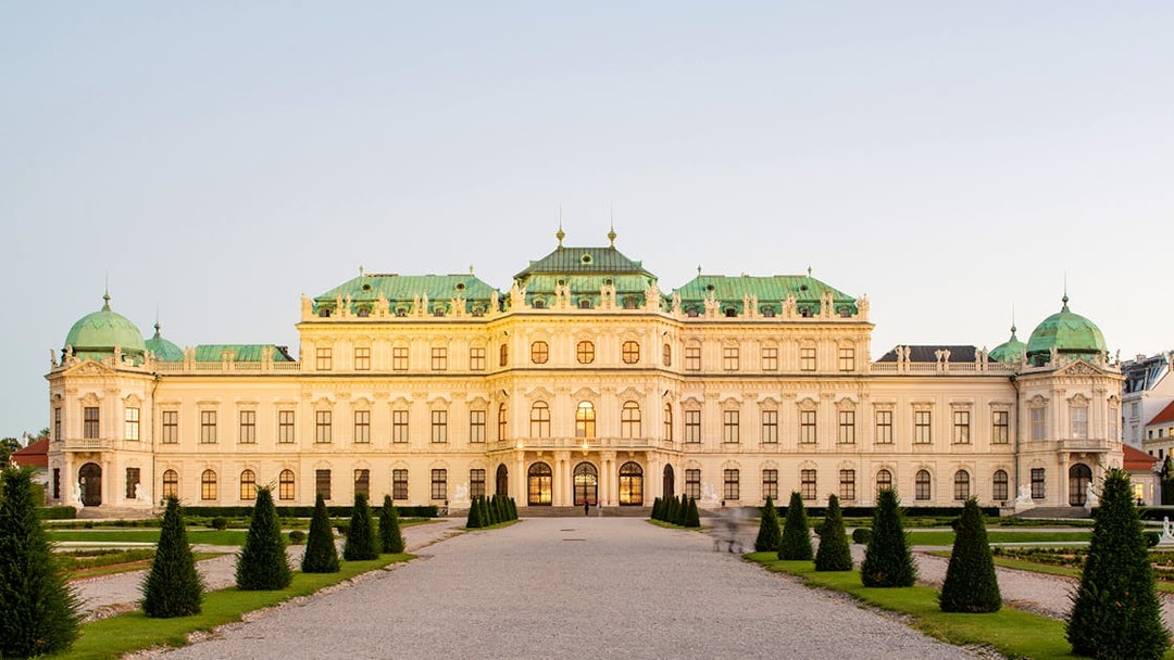 Upper Belvedere Palace in Vienna with manicured gardens and baroque architecture.