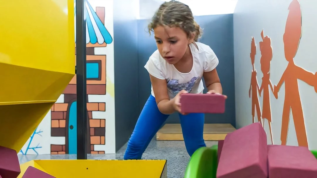 Child engaging in interactive exhibit at Príncep Felipe Science Museum.