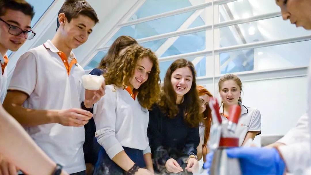 Visitors engaging in a science experiment at Príncep Felipe Science Museum.