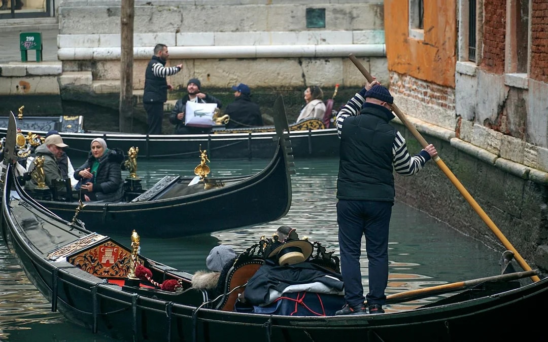 Venice Grand Canal Classic Gondola Ride Image 6