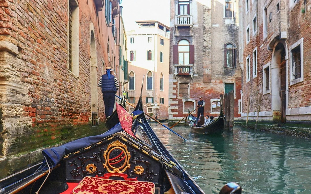 Venice Grand Canal Classic Gondola Ride Image 8