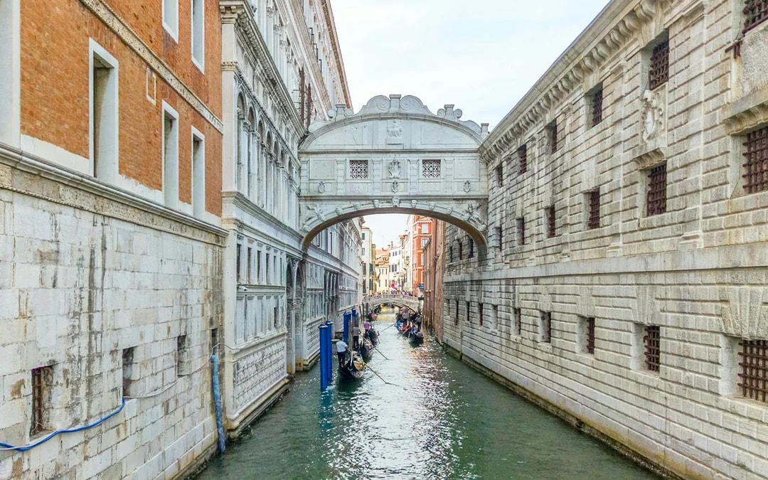 Venice Grand Canal Classic Gondola Ride Image 3