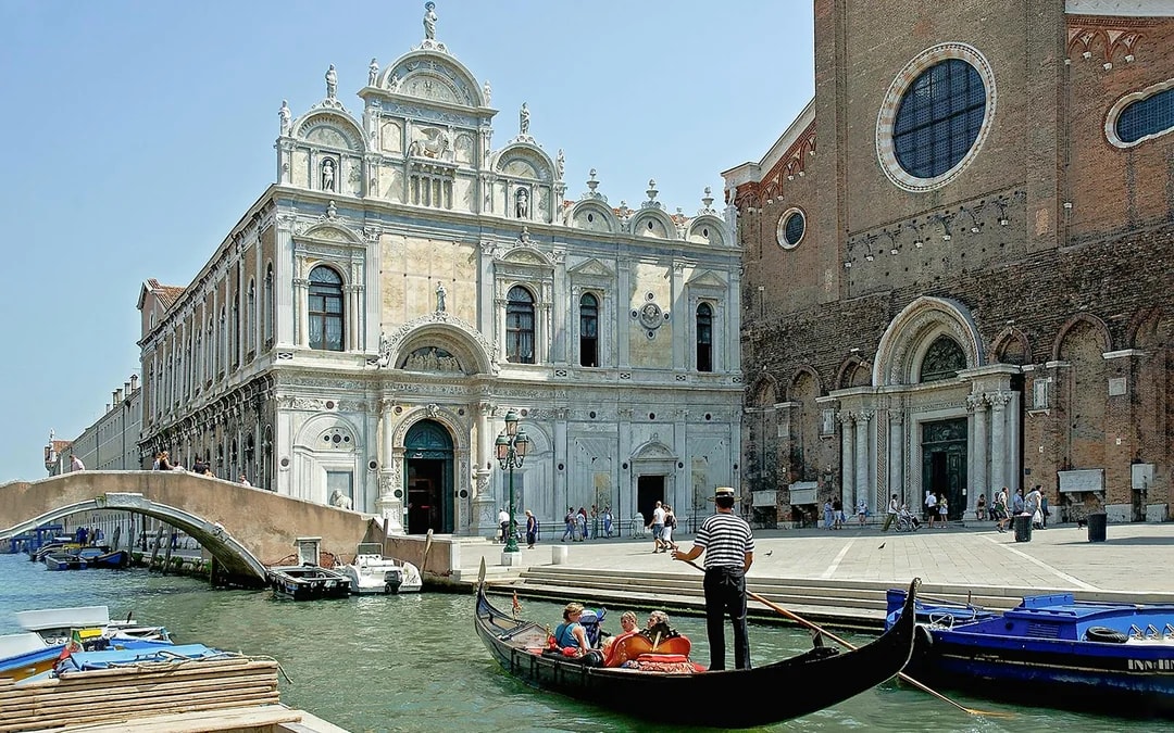 Venice in a Day: St. Mark’s, Doge’s Palace, Murano & Burano with Gondola Ride Image 8