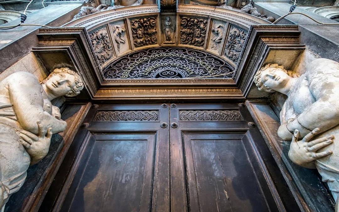 Entrance of Biblioteca Nazionale Marciana in Venice with ornate sculptures.