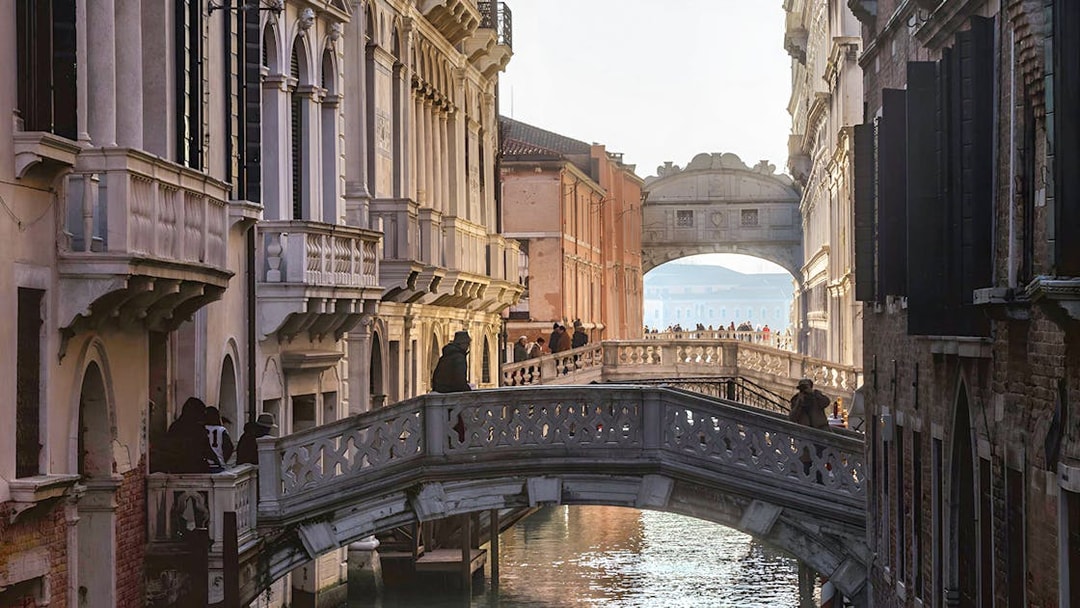 Bridge of Sighs in Venice with canal and historic buildings.