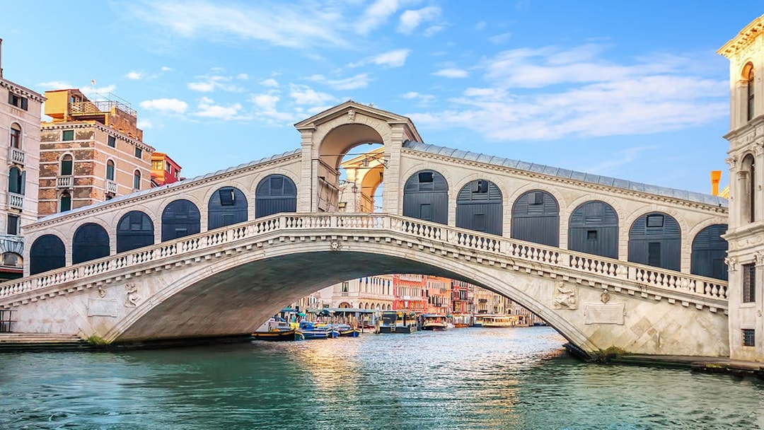 Rialto Bridge spanning the Grand Canal in Venice, Italy.