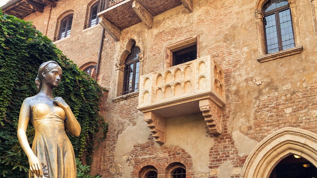 Juliet's House balcony and statue in Verona, Italy.