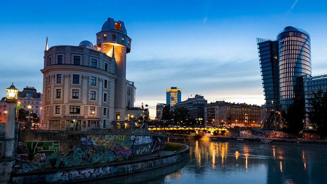 Vienna Sightseeing: 1-Hour Vienna Evening Bus Tour with Audio Guide