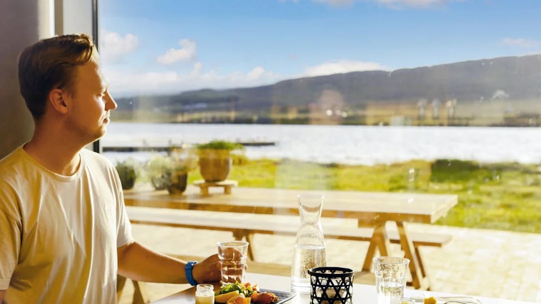 Dining with a view of Vök Baths and lake in Egilsstaðir.