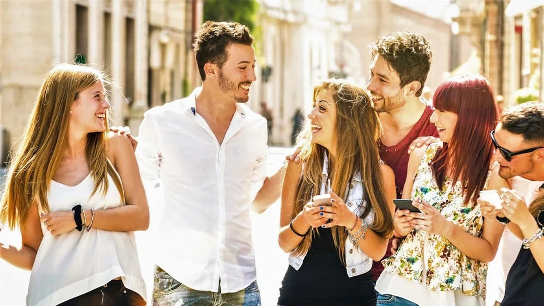 Group of friends enjoying a walk in Amsterdam on an interactive city trail.