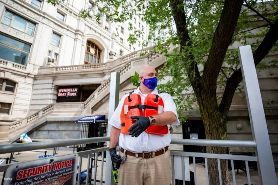 Wendella’s 90 minute Chicago River architecture tour