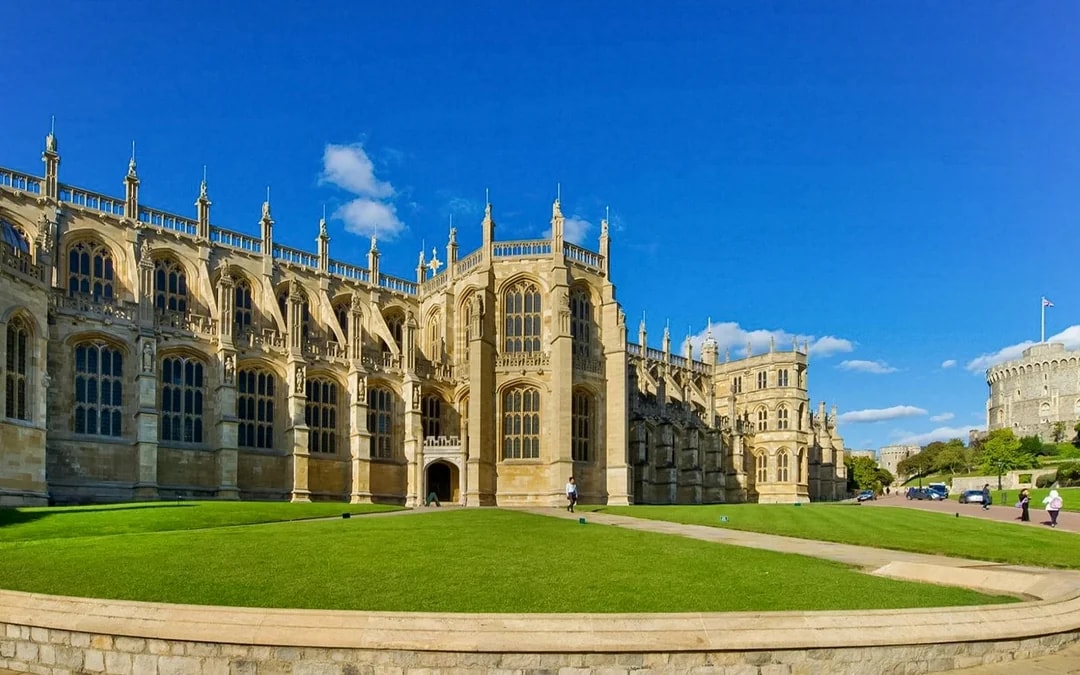 From London: Windsor Castle, Stonehenge & Bath Guided Tour with Access to Roman Bath Image 8