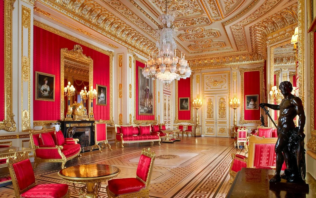 From London: Windsor Castle, Stonehenge & Bath Guided Tour with Access to Roman Bath Image 9