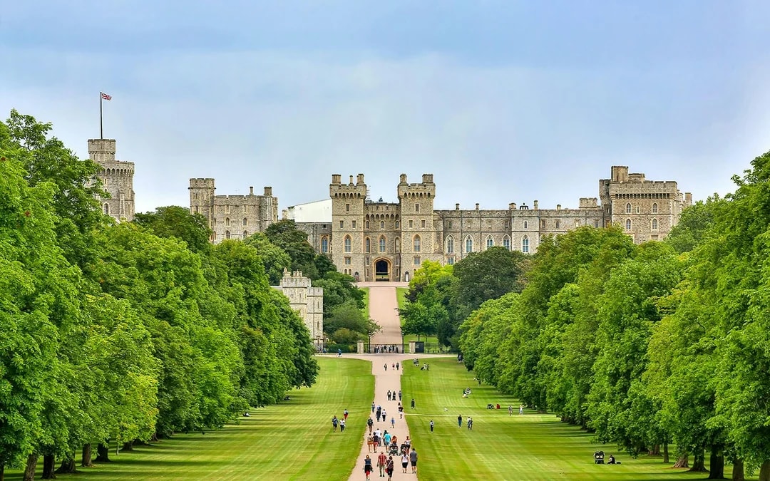 From London: Windsor Castle, Stonehenge & Bath Guided Tour with Access to Roman Bath Image 1