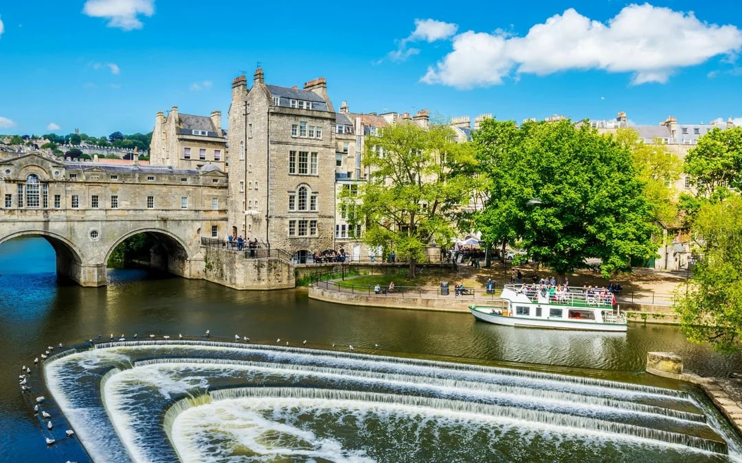 From London: Windsor Castle, Stonehenge & Bath Guided Tour with Access to Roman Bath Image 3