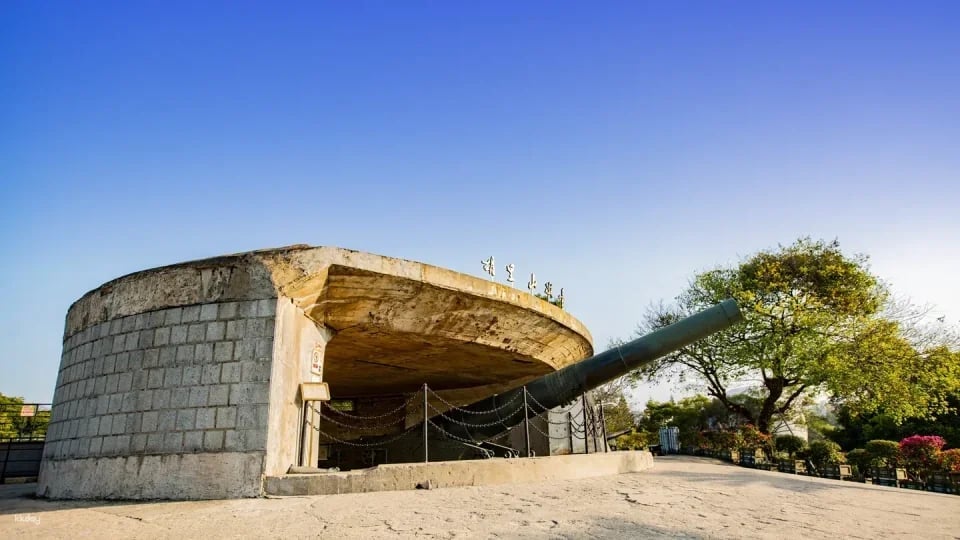 Xiamen Zengcuo'an Coastal Cultural and Creative Fishing Village + Hulishan Fortress Day Ticket | Enjoy traditional Minnan houses, seafood delicacies, and island scenery all in one trip.